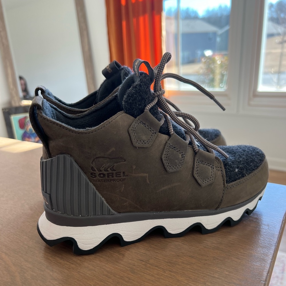 Size 6 Women’s Sorel Kinetic Caribou Winter Boot